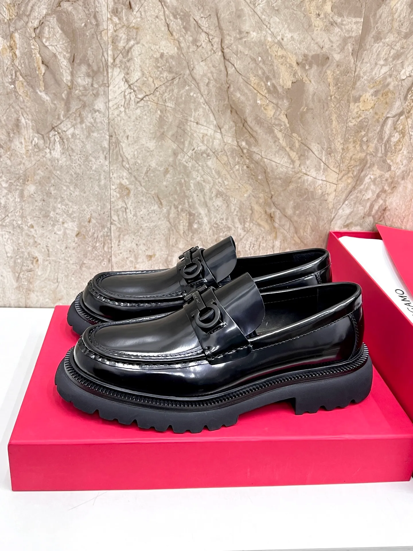 Original quality P780 Brand: Ferragamo Standard code: Men's code 39.40.41.42.43.44 Grade: Same style as the official website High-quality men's shoes Material: Customized first-layer calfskin with water-dyed cowhide lining Cowhide tiptoe Original non-slip and wear-resistant rubber outsole Style category: Men's formal business leather shoes are young and fashionable European and American trends British style Casual matching Comfortable feet Color: actual picture